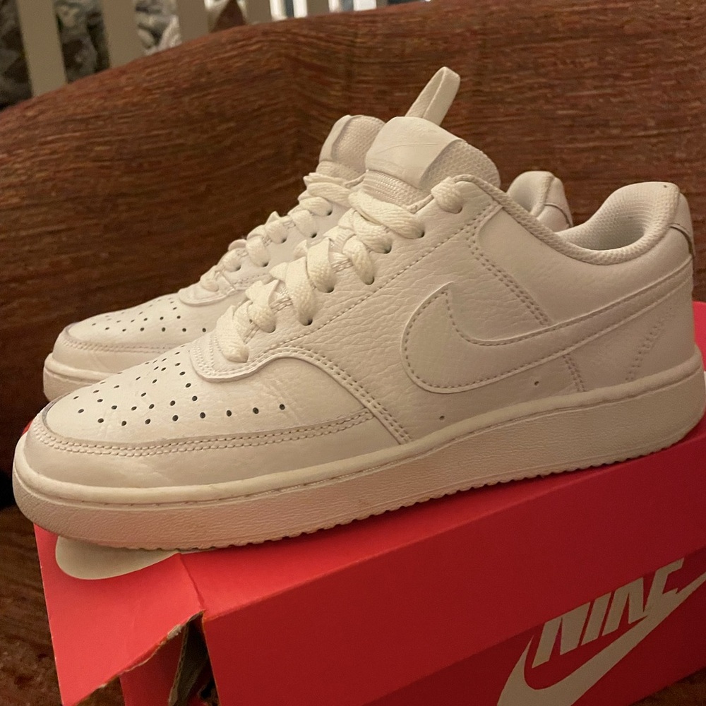 7.5 Nike white sneakers